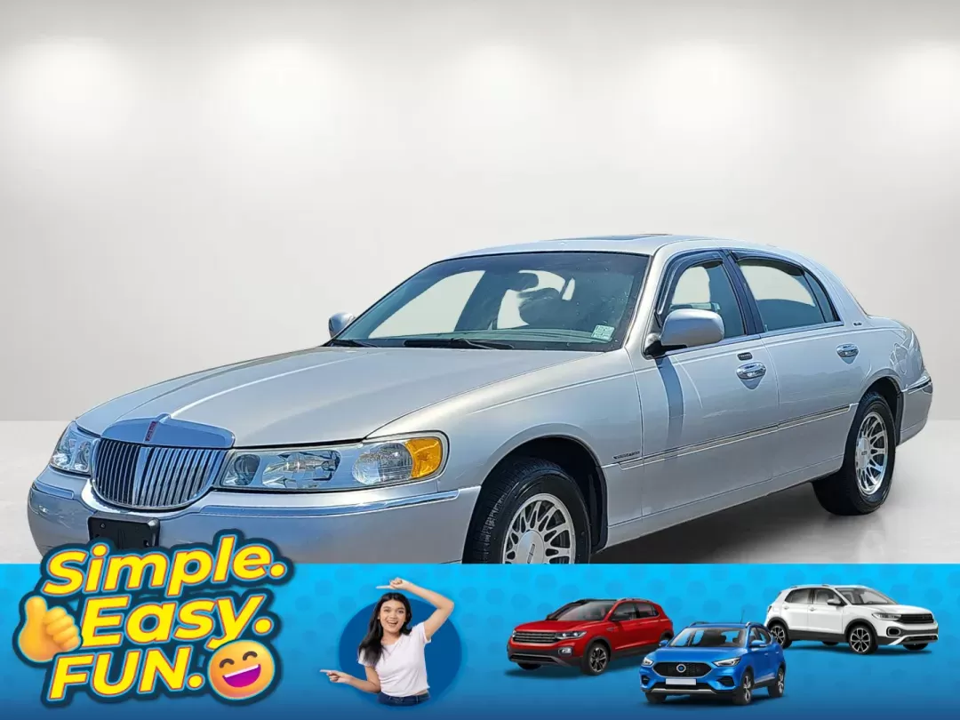 2001 Lincoln Town Car Signature (1LNHM82W01Y) with an Gas V8 4.6L/281 engine, 4-Speed Electronic Automatic w/OD transmission, located at 521 Old Farm Lane Rd, Prattville, AL, 36066, (334) 325-1505, 32.482460, -86.416367 - 2001 Lincoln Town Car Signature - Photo#0