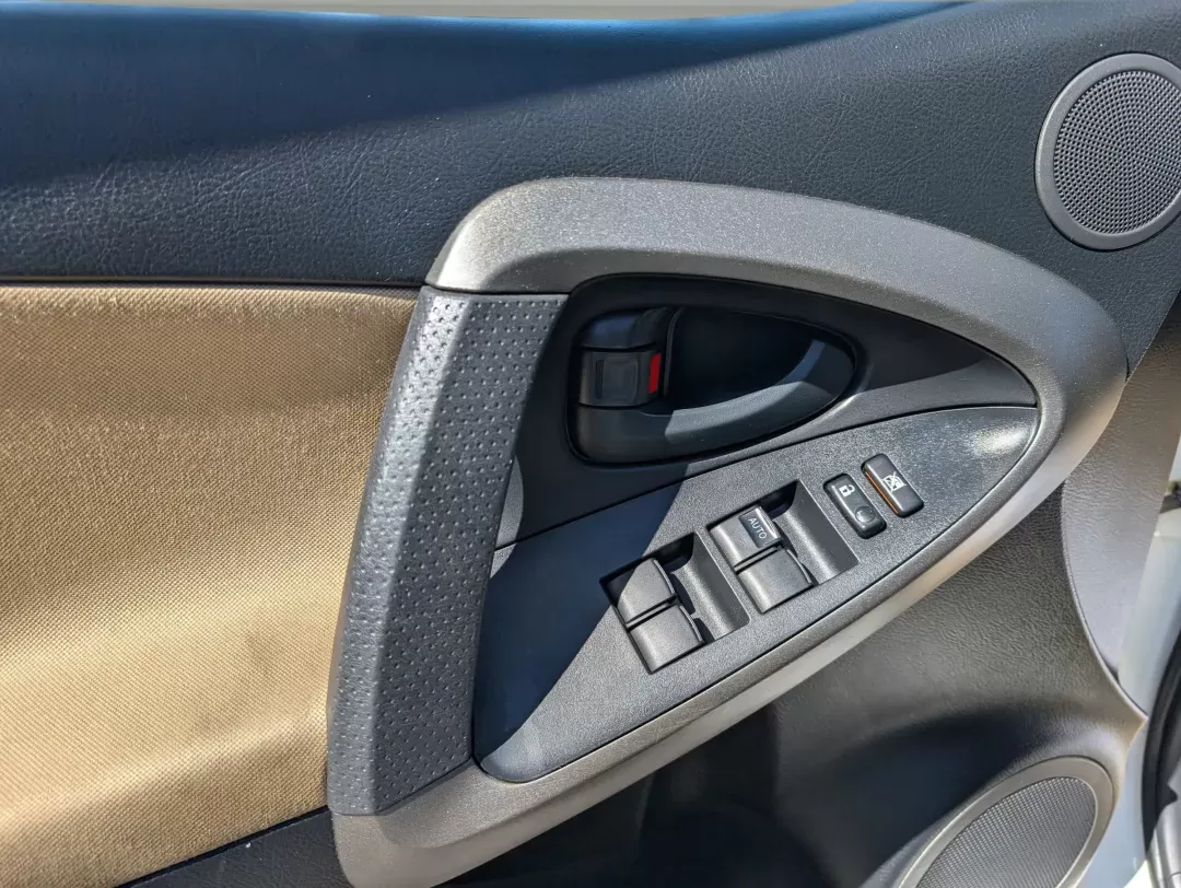 2009 Toyota RAV4 (JTMZF33V39D) with an Gas I4 2.5L/152 engine, 4-Speed Automatic w/OD transmission, located at 3959 U.S. 80 W, Phenix City, AL, 36870, (334) 297-4885, 32.469296, -85.135185 - 2009 Toyota RAV4 - Photo#9