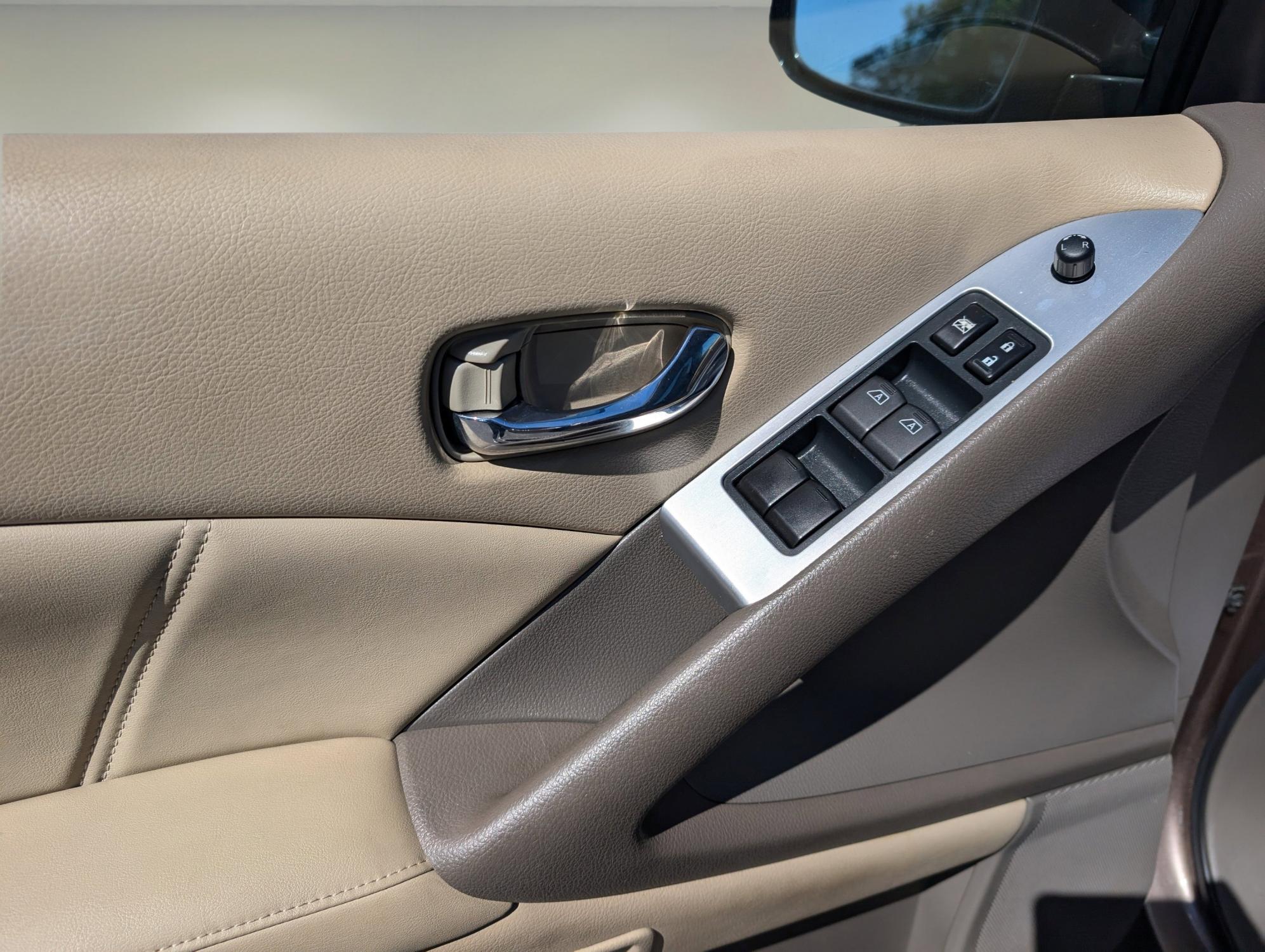 2011 /Beige Nissan Murano SL (JN8AZ1MU3BW) with an Gas V6 3.5L/ engine, 1-Speed Continuously Variable Ratio transmission, located at 804 22nd Ave, Phenix City, AL, 36870, (334) 297-1860, 32.484749, -85.024475 - 2011 Nissan Murano SL - Photo#8