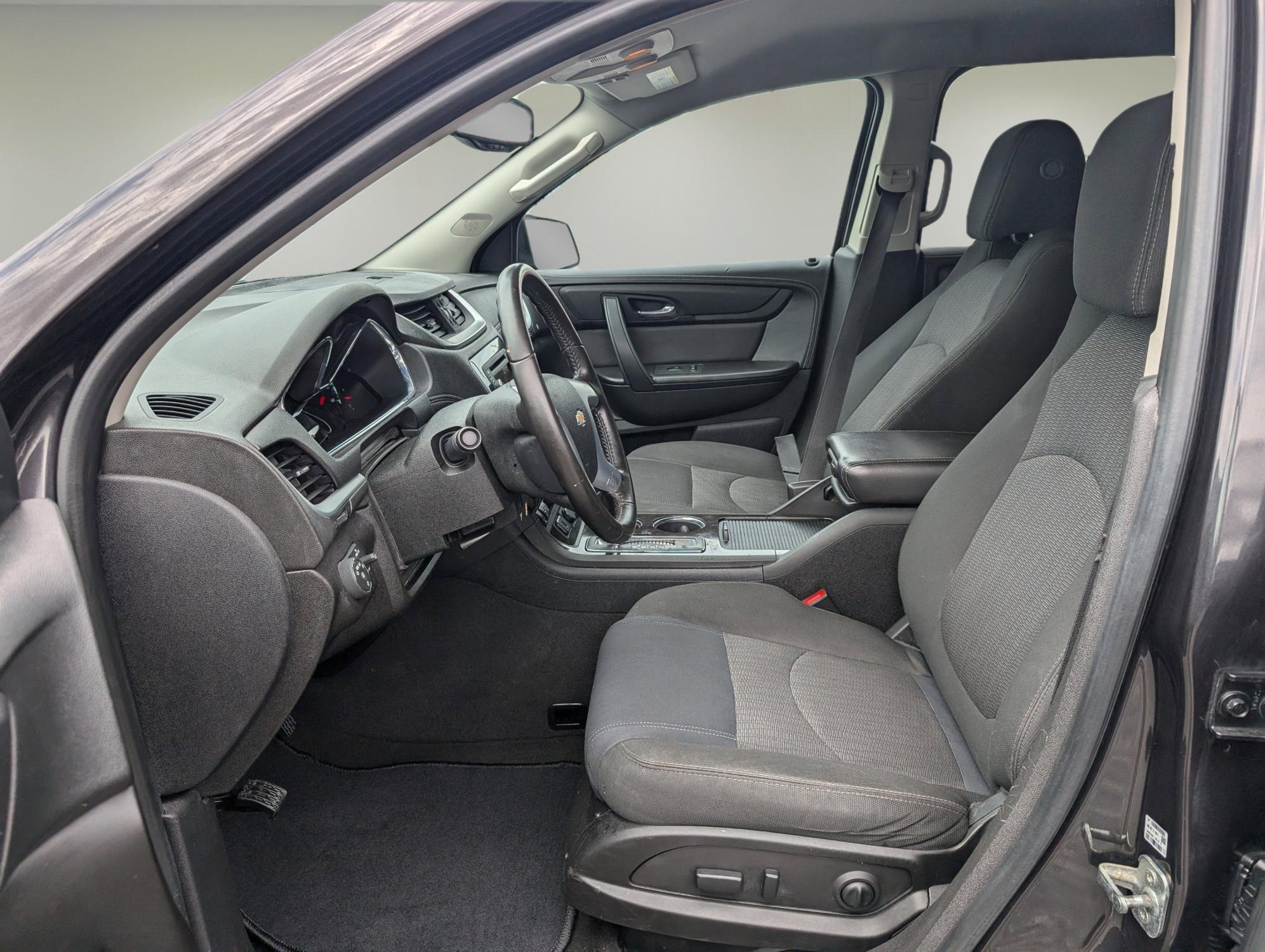2016 /Ebony Chevrolet Traverse LT (1GNKRGKD7GJ) with an Gas V6 3.6L/217 engine, 6-Speed Automatic transmission, located at 7000 Northlake Connector, Columbus, GA, 31904, (706) 987-8085, 32.524975, -84.978134 - 2016 Chevrolet Traverse LT - Photo#9