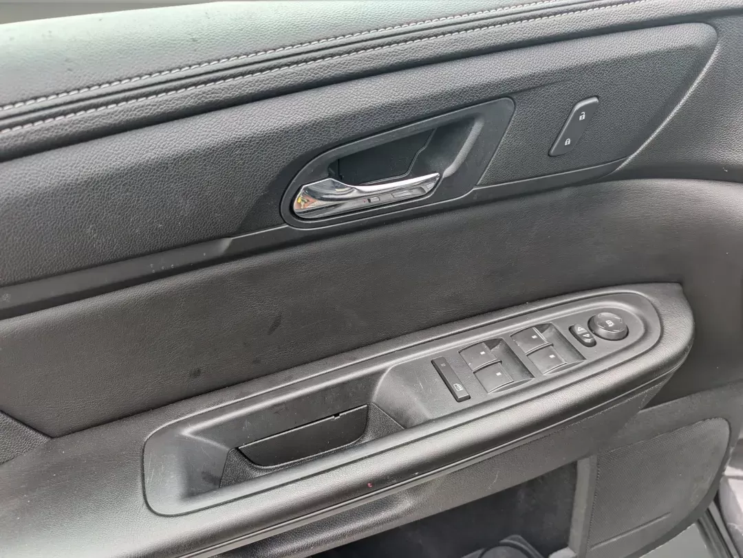2016 /Ebony Chevrolet Traverse LT (1GNKRGKD7GJ) with an Gas V6 3.6L/217 engine, 6-Speed Automatic transmission, located at 7000 Northlake Connector, Columbus, GA, 31904, (706) 987-8085, 32.524975, -84.978134 - 2016 Chevrolet Traverse LT - Photo#8