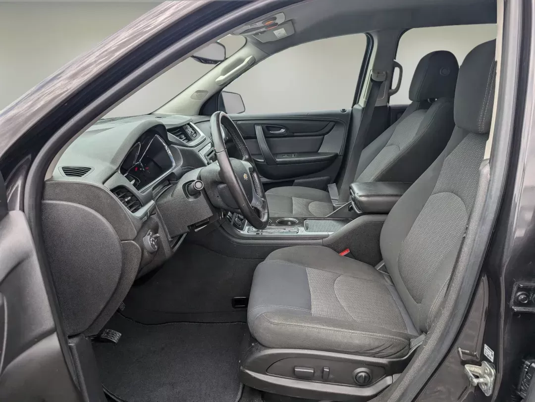 2016 /Ebony Chevrolet Traverse LT (1GNKRGKD7GJ) with an Gas V6 3.6L/217 engine, 6-Speed Automatic transmission, located at 7000 Northlake Connector, Columbus, GA, 31904, (706) 987-8085, 32.524975, -84.978134 - 2016 Chevrolet Traverse LT - Photo#9