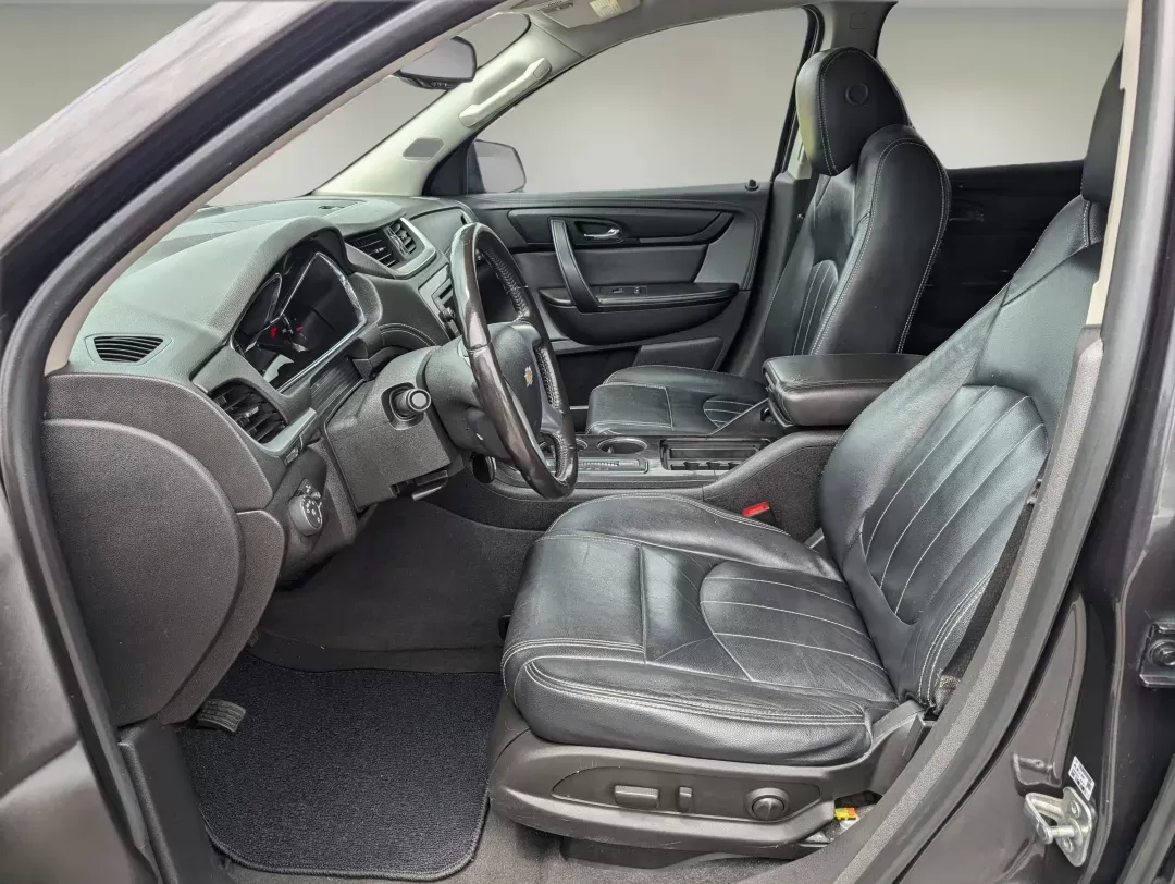2017 /Ebony Chevrolet Traverse LT (1GNKRGKD5HJ) with an Gas V6 3.6L/217 engine, 6-Speed Automatic transmission, located at 521 Old Farm Lane Rd, Prattville, AL, 36066, (334) 325-1505, 32.482460, -86.416367 - 2017 Chevrolet Traverse LT - Photo#9
