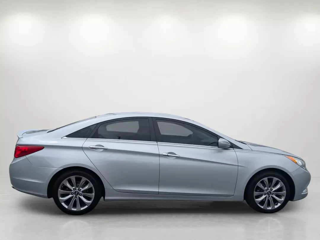 2012 /Gray Hyundai Sonata 2.4L SE (5NPEC4AC2CH) with an Gas I4 2.4L/144 engine, 6-Speed Automatic w/manual shift transmission, located at 804 22nd Ave, Phenix City, AL, 36870, (334) 297-1860, 32.484749, -85.024475 - 2012 Hyundai Sonata 2.4L SE - Photo#4