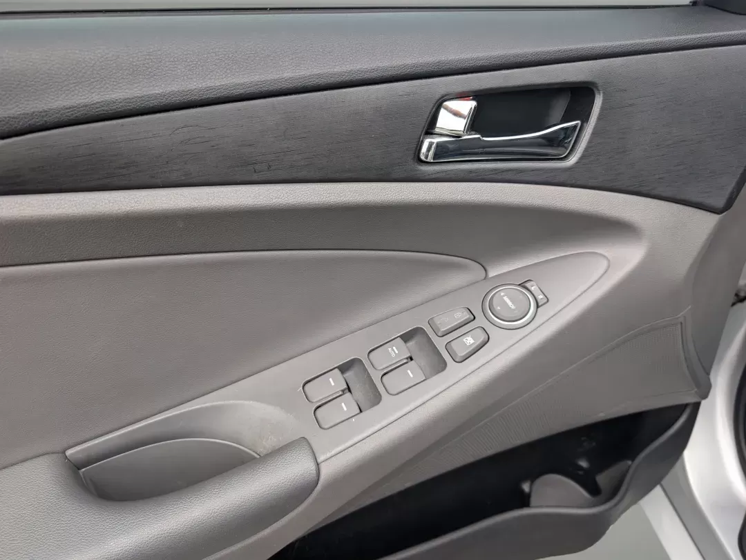 2012 /Gray Hyundai Sonata 2.4L SE (5NPEC4AC2CH) with an Gas I4 2.4L/144 engine, 6-Speed Automatic w/manual shift transmission, located at 804 22nd Ave, Phenix City, AL, 36870, (334) 297-1860, 32.484749, -85.024475 - 2012 Hyundai Sonata 2.4L SE - Photo#9