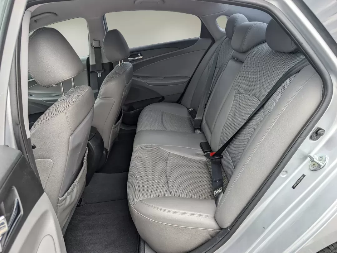 2012 /Gray Hyundai Sonata 2.4L SE (5NPEC4AC2CH) with an Gas I4 2.4L/144 engine, 6-Speed Automatic w/manual shift transmission, located at 804 22nd Ave, Phenix City, AL, 36870, (334) 297-1860, 32.484749, -85.024475 - 2012 Hyundai Sonata 2.4L SE - Photo#11