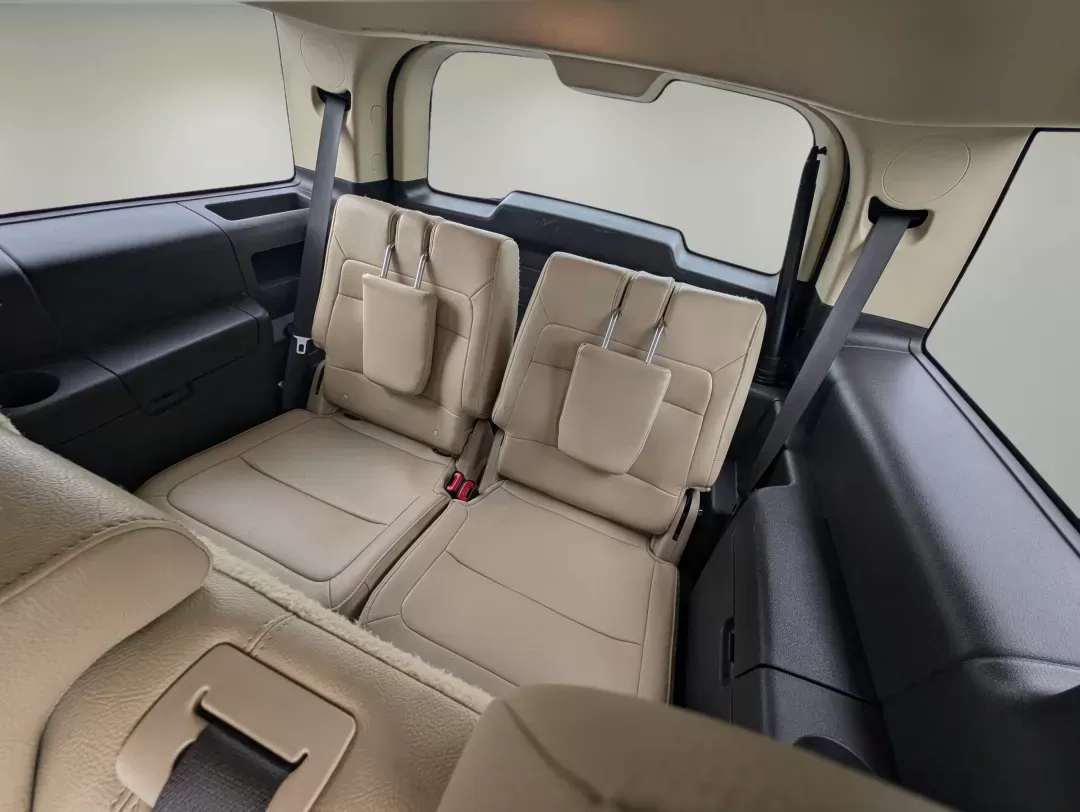 2017 Ford Flex SEL (2FMGK5C8XHB) with an Regular Unleaded V-6 3.5 L/213 engine, 6-Speed Automatic w/OD transmission, located at 7000 Northlake Connector, Columbus, GA, 31904, (706) 987-8085, 32.524975, -84.978134 - 2017 Ford Flex SEL - Photo#11