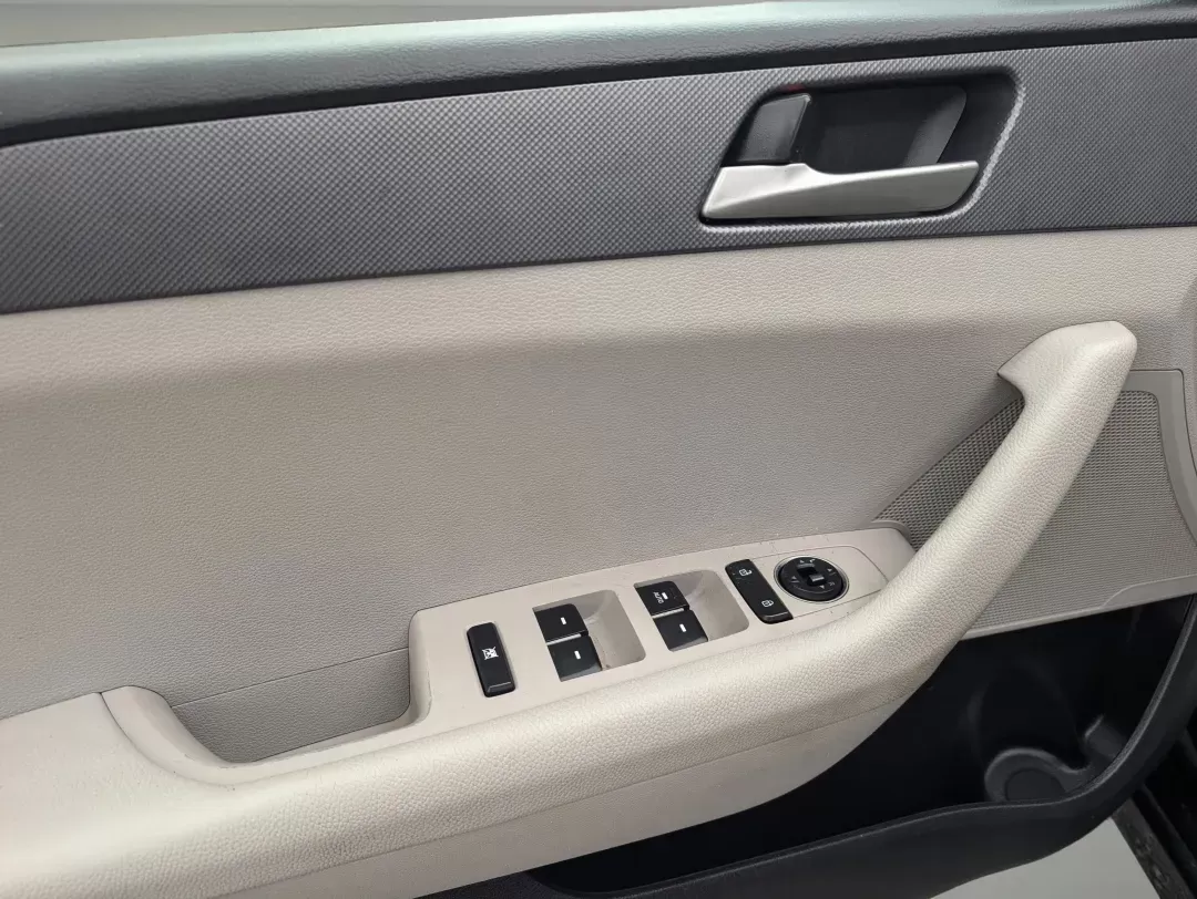 2018 /Gray Hyundai Sonata SE (5NPE24AF2JH) with an Other engine, located at 1430 Gateway Drive, Opelika, AL, 36801, (334) 239-0944, 32.637871, -85.409790 - ### Unlock New Adventures with the 2018 Hyundai Sonata SE from Gils Auto!<br /> <br /> Are you on the hunt for a versatile sedan that fits perfectly into your busy lifestyle? Look no further than this stunning 2018 Hyundai Sonata SE, now available at Gils Auto in Columbus, GA. Whether you're commuti - Photo#8