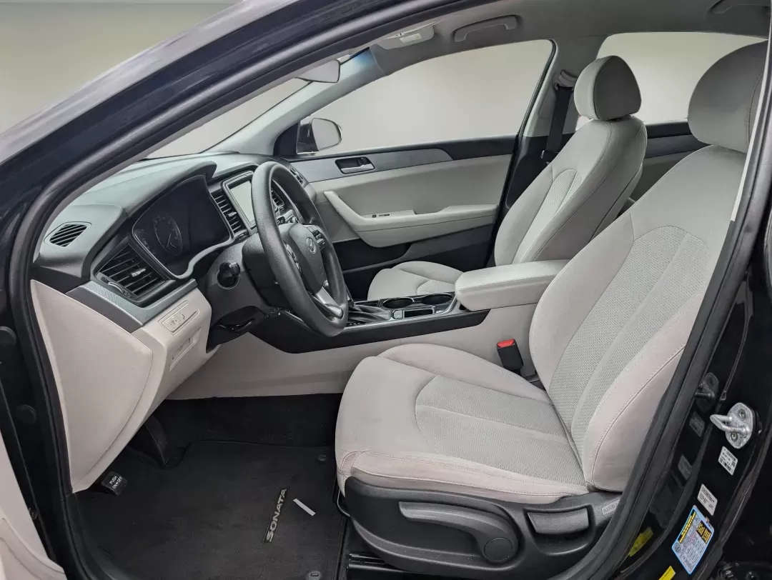 2018 /Gray Hyundai Sonata SE (5NPE24AF2JH) with an Other engine, located at 1430 Gateway Drive, Opelika, AL, 36801, (334) 239-0944, 32.637871, -85.409790 - ### Unlock New Adventures with the 2018 Hyundai Sonata SE from Gils Auto!<br /> <br /> Are you on the hunt for a versatile sedan that fits perfectly into your busy lifestyle? Look no further than this stunning 2018 Hyundai Sonata SE, now available at Gils Auto in Columbus, GA. Whether you're commuti - Photo#9