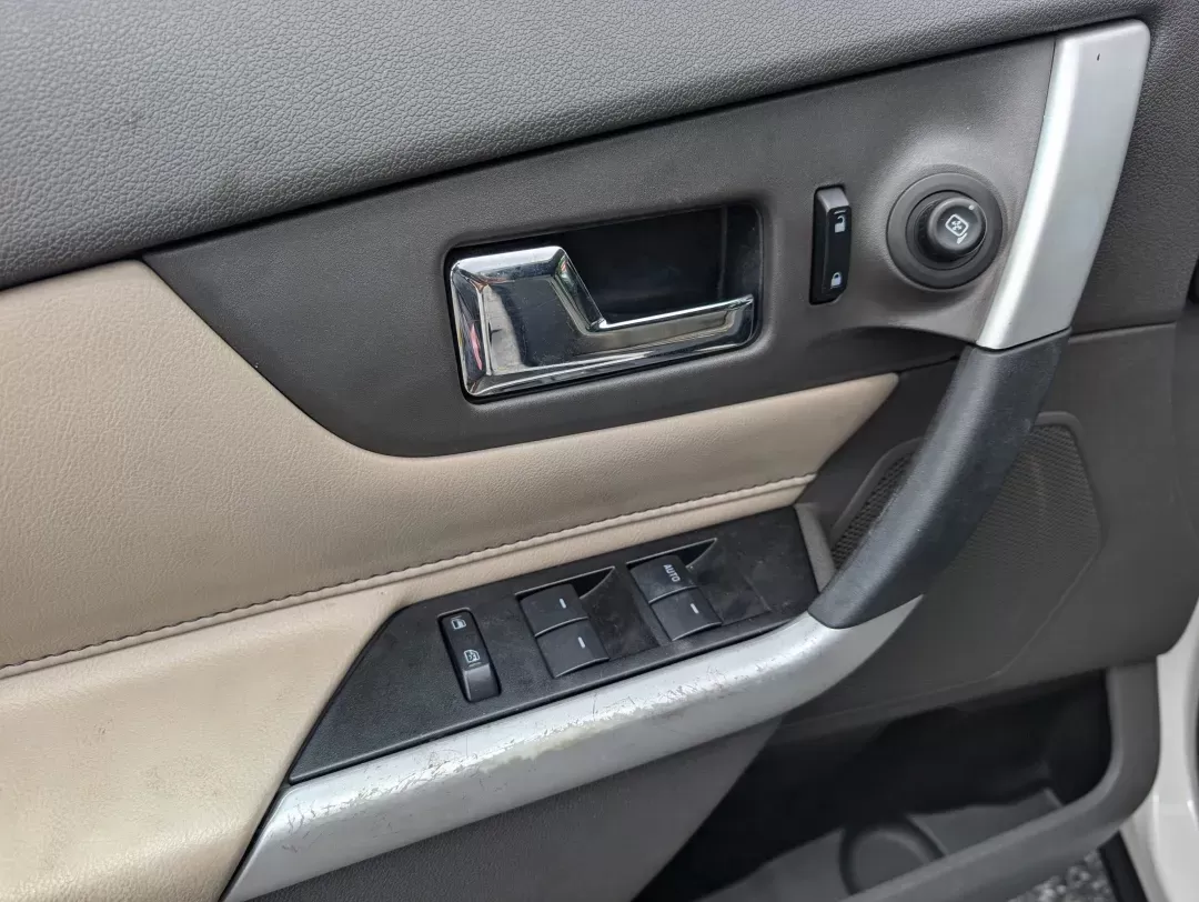 2013 Ford Edge SEL (2FMDK3JC5DB) with an Gas V6 3.5L/213 engine, 6-Speed Automatic w/manual shift transmission, located at 1430 Gateway Drive, Opelika, AL, 36801, (334) 239-0944, 32.637871, -85.409790 - 2013 Ford Edge SEL - Photo#9