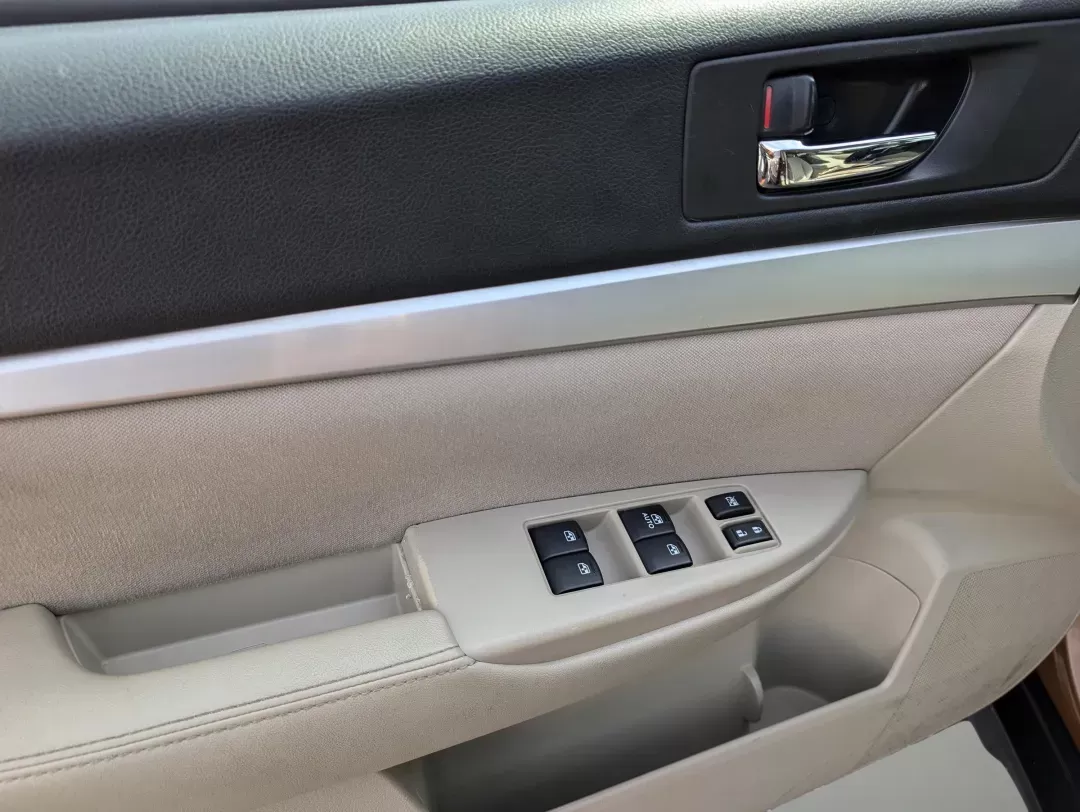 2013 /Ivory Striated Subaru Outback 2.5i Premium (4S4BRCCCXD3) with an Gas Flat 4 2.5L/152 engine, CVT-Speed Continuously Variable Ratio transmission, located at 1430 Gateway Drive, Opelika, AL, 36801, (334) 239-0944, 32.637871, -85.409790 - 2013 Subaru Outback 2.5i Premium - Photo#8
