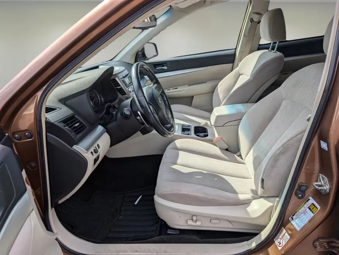 2013 /Ivory Striated Subaru Outback 2.5i Premium (4S4BRCCCXD3) with an Gas Flat 4 2.5L/152 engine, CVT-Speed Continuously Variable Ratio transmission, located at 1430 Gateway Drive, Opelika, AL, 36801, (334) 239-0944, 32.637871, -85.409790 - 2013 Subaru Outback 2.5i Premium - Photo#9