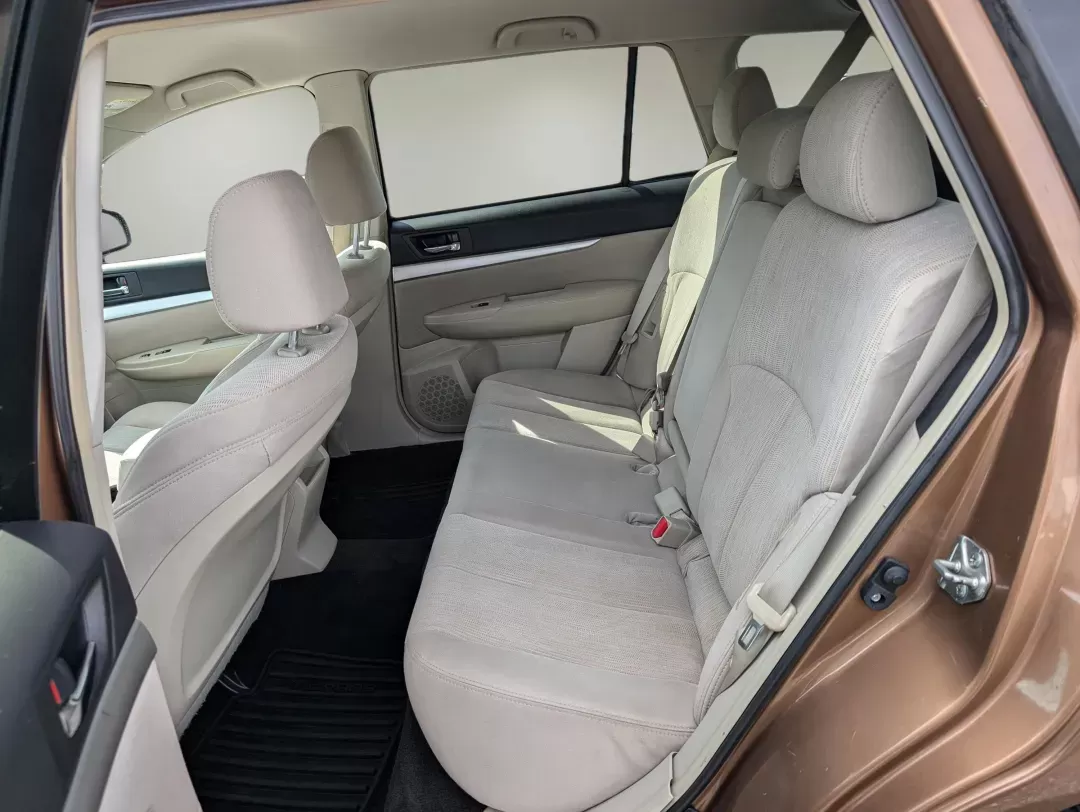 2013 /Ivory Striated Subaru Outback 2.5i Premium (4S4BRCCCXD3) with an Gas Flat 4 2.5L/152 engine, CVT-Speed Continuously Variable Ratio transmission, located at 1430 Gateway Drive, Opelika, AL, 36801, (334) 239-0944, 32.637871, -85.409790 - 2013 Subaru Outback 2.5i Premium - Photo#10