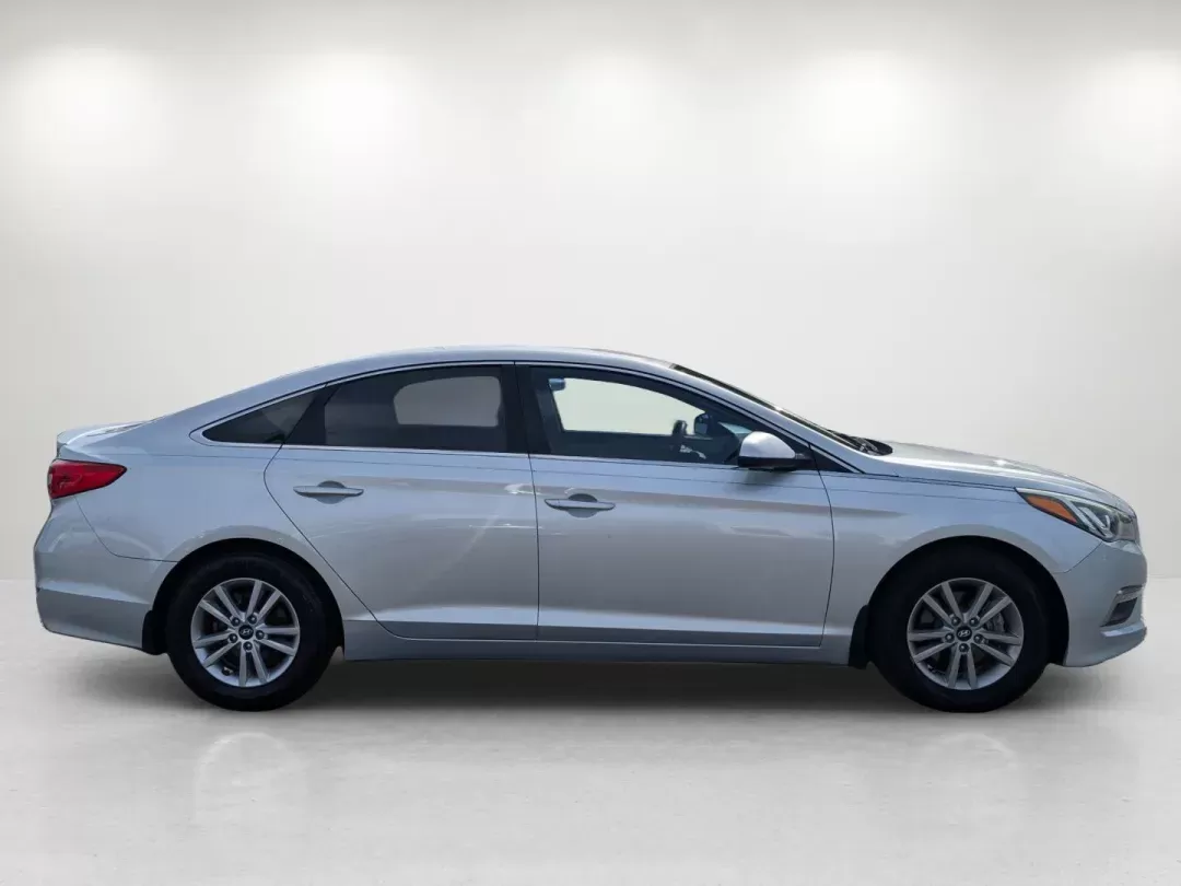 2015 /Gray Hyundai Sonata 2.4L SE (5NPE24AF4FH) with an Regular Unleaded I-4 2.4 L/144 engine, 6-Speed Automatic w/OD transmission, located at 804 22nd Ave, Phenix City, AL, 36870, (334) 297-1860, 32.484749, -85.024475 - 2015 Hyundai Sonata 2.4L SE - Photo#5