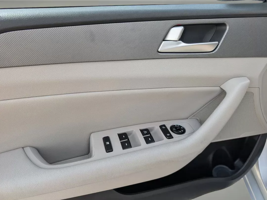 2015 /Gray Hyundai Sonata 2.4L SE (5NPE24AF4FH) with an Regular Unleaded I-4 2.4 L/144 engine, 6-Speed Automatic w/OD transmission, located at 804 22nd Ave, Phenix City, AL, 36870, (334) 297-1860, 32.484749, -85.024475 - 2015 Hyundai Sonata 2.4L SE - Photo#8