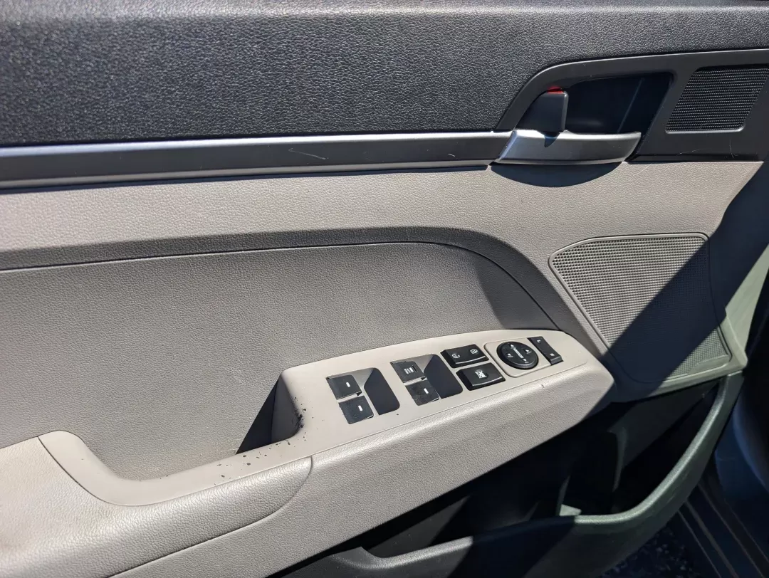 2019 /Gray Hyundai Elantra SE (KMHD74LF1KU) with an Regular Unleaded I-4 2.0 L/122 engine, 6-Speed Automatic w/OD transmission, located at 521 Old Farm Lane Rd, Prattville, AL, 36066, (334) 325-1505, 32.482460, -86.416367 - 2019 Hyundai Elantra SE - Photo#8