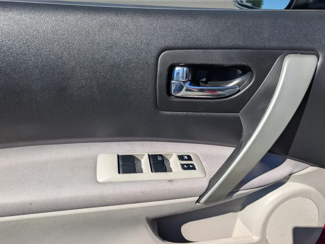 2015 /Gray Nissan Rogue Select S (JN8AS5MT4FW) with an Regular Unleaded I-4 2.5 L/152 engine, 1-Speed CVT w/OD transmission, located at 804 22nd Ave, Phenix City, AL, 36870, (334) 297-1860, 32.484749, -85.024475 - 2015 Nissan Rogue Select S - Photo#8