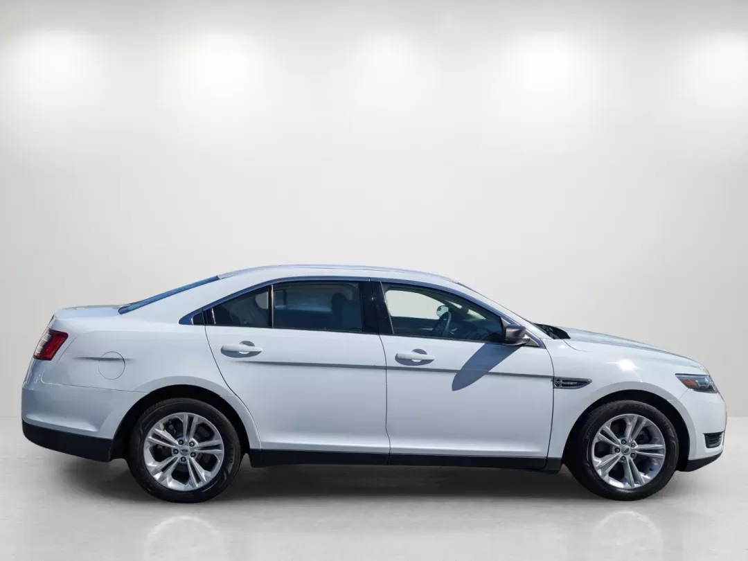 2016 Ford Taurus SE (1FAHP2D84GG) with an Regular Unleaded V-6 3.5 L/213 engine, 6-Speed Automatic w/OD transmission, located at 804 22nd Ave, Phenix City, AL, 36870, (334) 297-1860, 32.484749, -85.024475 - 2016 Ford Taurus SE - Photo#5