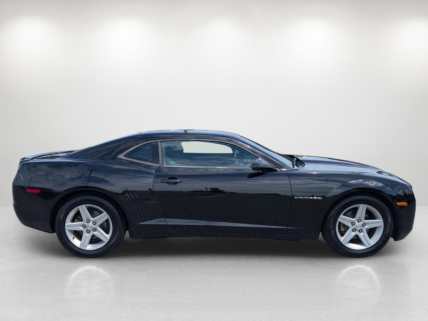 2012 /Black Chevrolet Camaro 1LT (2G1FB1E3XC9) with an Gas V6 3.6L/217 engine, 6-Speed Automatic transmission, located at 7000 Northlake Connector, Columbus, GA, 31904, (706) 987-8085, 32.524975, -84.978134 - 2012 Chevrolet Camaro 1LT - Photo#5