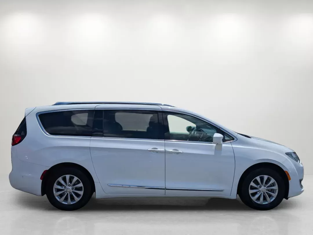 2018 /Black/Alloy Chrysler Pacifica Touring L (2C4RC1BG6JR) with an Regular Unleaded V-6 3.6 L/220 engine, 9-Speed Automatic w/OD transmission, located at 3959 U.S. 80 W, Phenix City, AL, 36870, (334) 297-4885, 32.469296, -85.135185 - 2018 Chrysler Pacifica Touring L - Photo#3