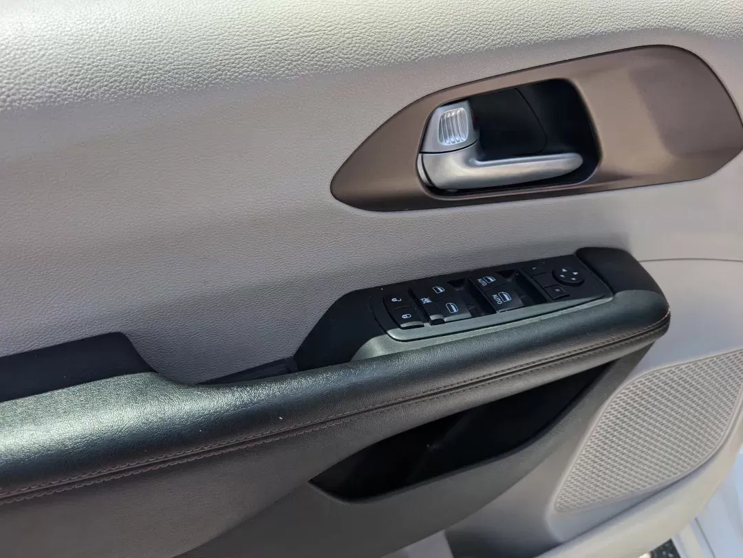 2018 /Black/Alloy Chrysler Pacifica Touring L (2C4RC1BG6JR) with an Regular Unleaded V-6 3.6 L/220 engine, 9-Speed Automatic w/OD transmission, located at 804 22nd Ave, Phenix City, AL, 36870, (334) 297-1860, 32.484749, -85.024475 - 2018 Chrysler Pacifica Touring L - Photo#8