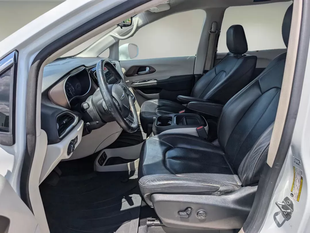 2018 /Black/Alloy Chrysler Pacifica Touring L (2C4RC1BG6JR) with an Regular Unleaded V-6 3.6 L/220 engine, 9-Speed Automatic w/OD transmission, located at 804 22nd Ave, Phenix City, AL, 36870, (334) 297-1860, 32.484749, -85.024475 - 2018 Chrysler Pacifica Touring L - Photo#9