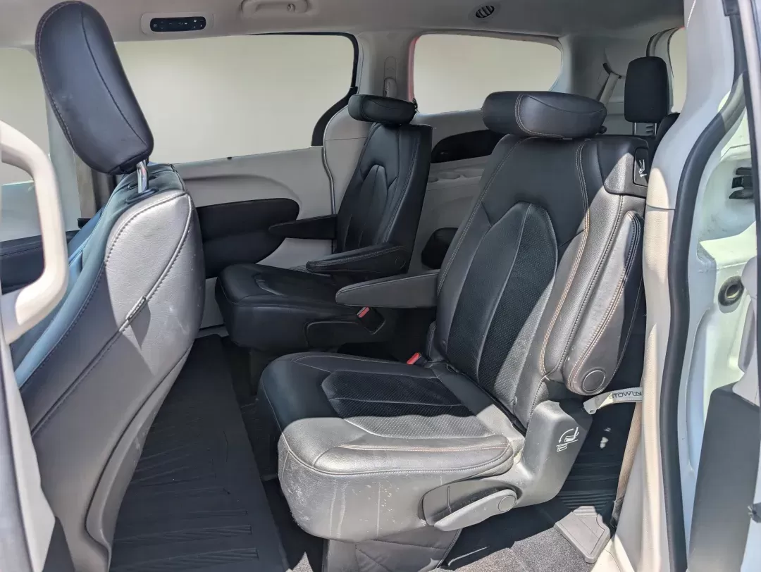 2018 /Black/Alloy Chrysler Pacifica Touring L (2C4RC1BG6JR) with an Regular Unleaded V-6 3.6 L/220 engine, 9-Speed Automatic w/OD transmission, located at 804 22nd Ave, Phenix City, AL, 36870, (334) 297-1860, 32.484749, -85.024475 - 2018 Chrysler Pacifica Touring L - Photo#10
