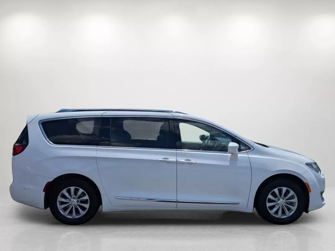2018 /Black/Alloy Chrysler Pacifica Touring L (2C4RC1BG6JR) with an Other engine, located at 3959 U.S. 80 W, Phenix City, AL, 36870, (334) 297-4885, 32.469296, -85.135185 - **Experience the Ultimate Family Adventure in a 2018 Chrysler Pacifica!**<br /> <br /> Discover the ideal vehicle for family road trips and everyday adventures at Gils Auto - Opelika! Located conveniently in Opelika, AL, at 1430 Gateway Drive, our Buy Here Pay Here dealership offers guaranteed appro - Photo#4