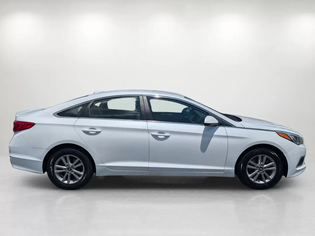 2016 /Beige Hyundai Sonata 2.4L SE (5NPE24AF2GH) with an Regular Unleaded I-4 2.4 L/144 engine, 6-Speed Automatic w/OD transmission, located at 3959 U.S. 80 W, Phenix City, AL, 36870, (334) 297-4885, 32.469296, -85.135185 - 2016 Hyundai Sonata 2.4L SE - Photo#3