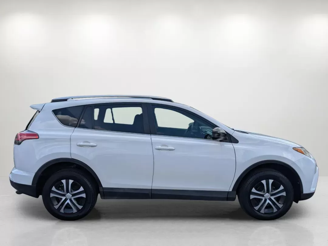 2016 Toyota RAV4 LE (2T3BFREV0GW) with an Regular Unleaded I-4 2.5 L/152 engine, 6-Speed Automatic w/OD transmission, located at 7000 Northlake Connector, Columbus, GA, 31904, (706) 987-8085, 32.524975, -84.978134 - 2016 Toyota RAV4 LE - Photo#3