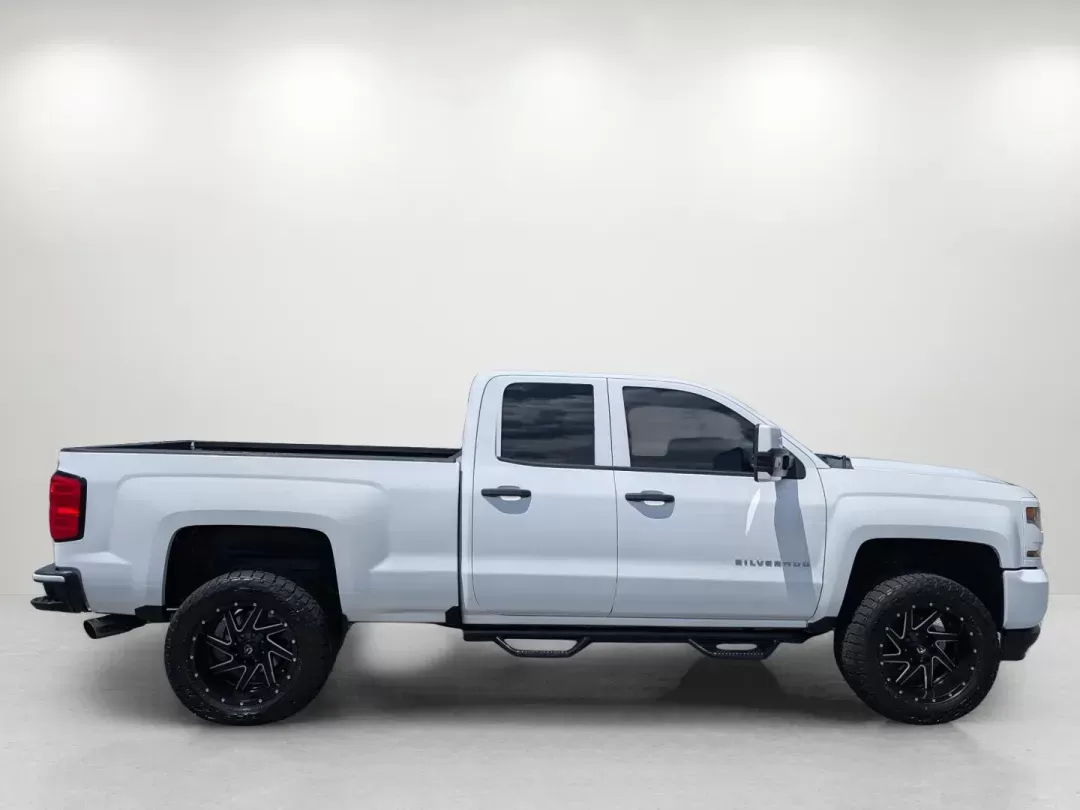 2017 /Dark Ash with Jet Black Interior Accents Chevrolet Silverado 1500 Custom (1GCRCPEC0HZ) with an Gas V8 5.3L/325 engine, 6-Speed Automatic transmission, located at 3959 U.S. 80 W, Phenix City, AL, 36870, (334) 297-4885, 32.469296, -85.135185 - 2017 Chevrolet Silverado 1500 Custom - Photo#4