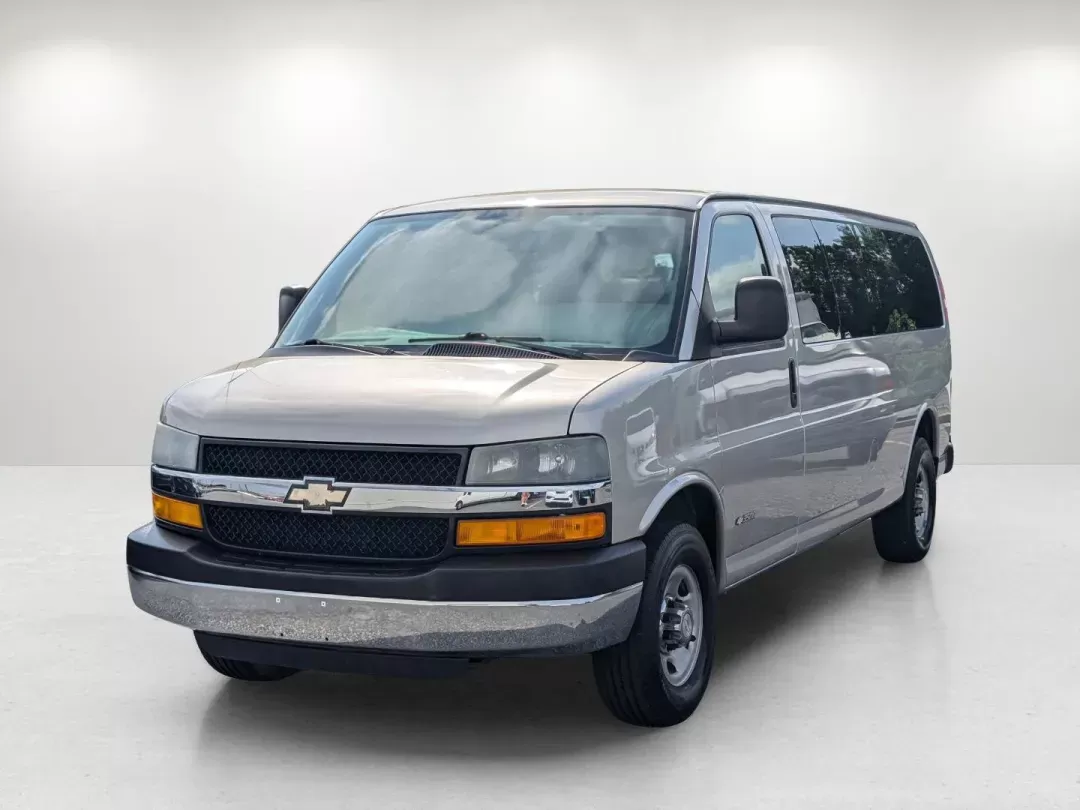 2006 /Medium Dark Pewter Chevrolet Express Passenger (1GAHG39U661) with an Gas V8 6.0L/364 engine, 4-Speed Automatic w/OD HD transmission, located at 3959 U.S. 80 W, Phenix City, AL, 36870, (334) 297-4885, 32.469296, -85.135185 - 2006 Chevrolet Express Passenger - Photo#1