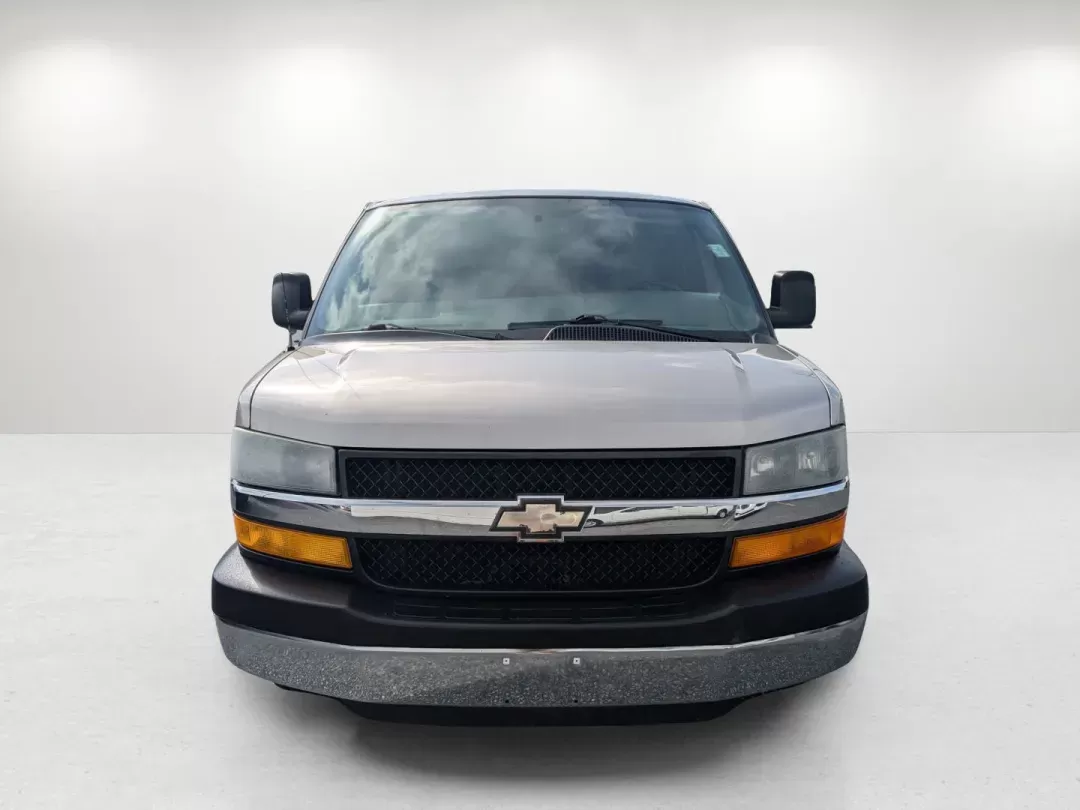 2006 /Medium Dark Pewter Chevrolet Express Passenger (1GAHG39U661) with an Gas V8 6.0L/364 engine, 4-Speed Automatic w/OD HD transmission, located at 3959 U.S. 80 W, Phenix City, AL, 36870, (334) 297-4885, 32.469296, -85.135185 - 2006 Chevrolet Express Passenger - Photo#2