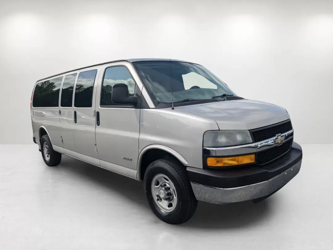 2006 /Medium Dark Pewter Chevrolet Express Passenger (1GAHG39U661) with an Gas V8 6.0L/364 engine, 4-Speed Automatic w/OD HD transmission, located at 3959 U.S. 80 W, Phenix City, AL, 36870, (334) 297-4885, 32.469296, -85.135185 - 2006 Chevrolet Express Passenger - Photo#3