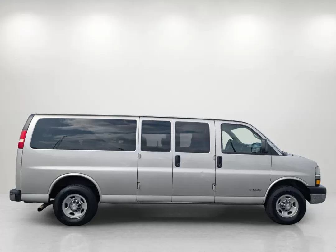 2006 /Medium Dark Pewter Chevrolet Express Passenger (1GAHG39U661) with an Gas V8 6.0L/364 engine, 4-Speed Automatic w/OD HD transmission, located at 3959 U.S. 80 W, Phenix City, AL, 36870, (334) 297-4885, 32.469296, -85.135185 - 2006 Chevrolet Express Passenger - Photo#4