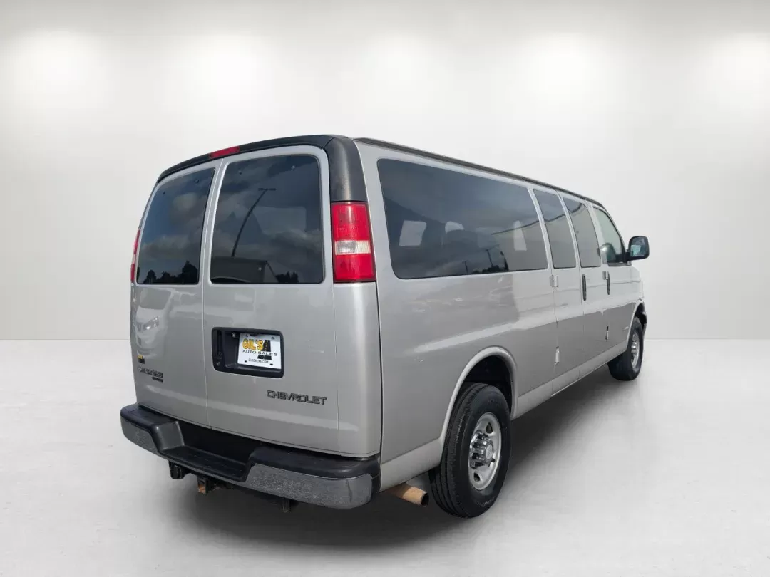 2006 /Medium Dark Pewter Chevrolet Express Passenger (1GAHG39U661) with an Gas V8 6.0L/364 engine, 4-Speed Automatic w/OD HD transmission, located at 3959 U.S. 80 W, Phenix City, AL, 36870, (334) 297-4885, 32.469296, -85.135185 - 2006 Chevrolet Express Passenger - Photo#5