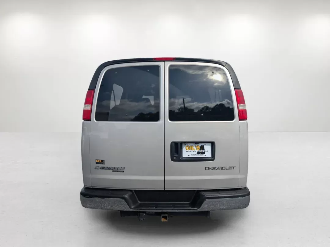 2006 /Medium Dark Pewter Chevrolet Express Passenger (1GAHG39U661) with an Gas V8 6.0L/364 engine, 4-Speed Automatic w/OD HD transmission, located at 3959 U.S. 80 W, Phenix City, AL, 36870, (334) 297-4885, 32.469296, -85.135185 - 2006 Chevrolet Express Passenger - Photo#6