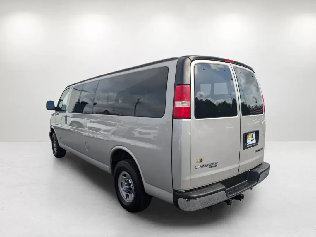 2006 /Medium Dark Pewter Chevrolet Express Passenger (1GAHG39U661) with an Gas V8 6.0L/364 engine, 4-Speed Automatic w/OD HD transmission, located at 3959 U.S. 80 W, Phenix City, AL, 36870, (334) 297-4885, 32.469296, -85.135185 - 2006 Chevrolet Express Passenger - Photo#7