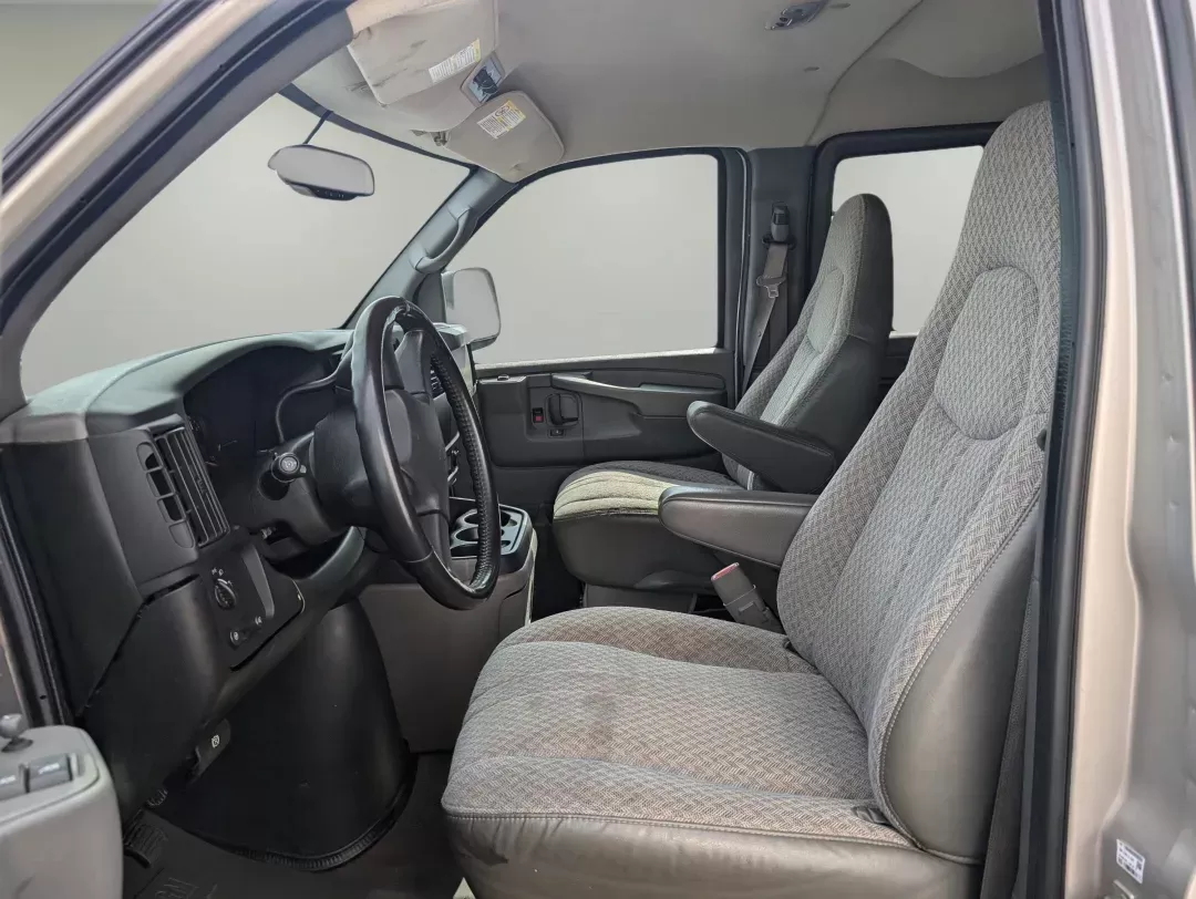2006 /Medium Dark Pewter Chevrolet Express Passenger (1GAHG39U661) with an Gas V8 6.0L/364 engine, 4-Speed Automatic w/OD HD transmission, located at 3959 U.S. 80 W, Phenix City, AL, 36870, (334) 297-4885, 32.469296, -85.135185 - 2006 Chevrolet Express Passenger - Photo#10