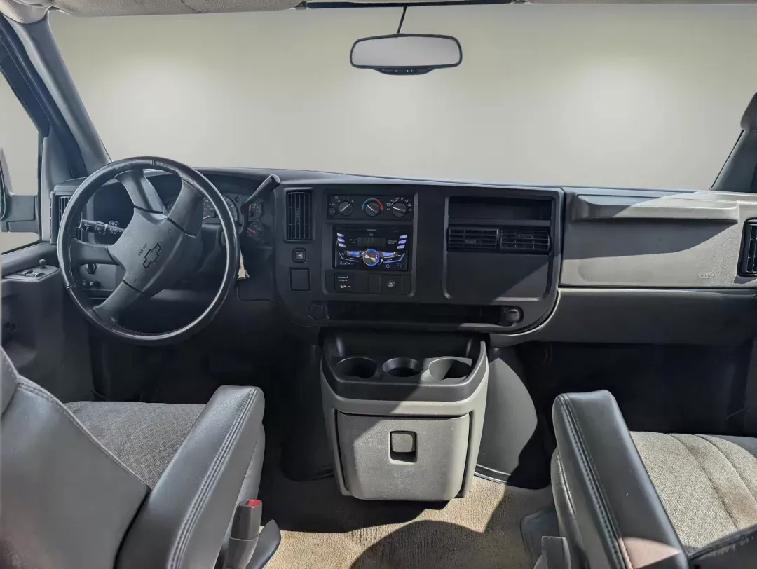 2006 /Medium Dark Pewter Chevrolet Express Passenger (1GAHG39U661) with an Gas V8 6.0L/364 engine, 4-Speed Automatic w/OD HD transmission, located at 3959 U.S. 80 W, Phenix City, AL, 36870, (334) 297-4885, 32.469296, -85.135185 - 2006 Chevrolet Express Passenger - Photo#11