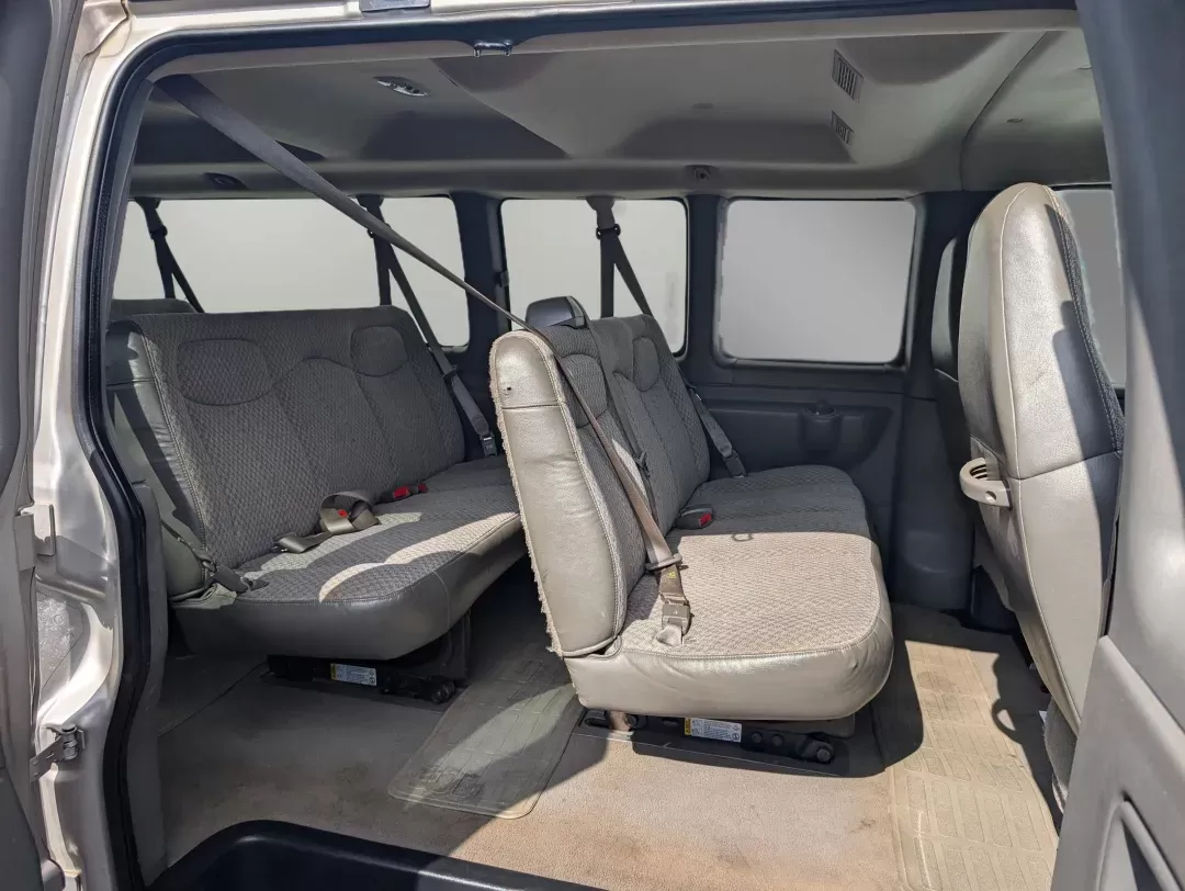 2006 /Medium Dark Pewter Chevrolet Express Passenger (1GAHG39U661) with an Gas V8 6.0L/364 engine, 4-Speed Automatic w/OD HD transmission, located at 3959 U.S. 80 W, Phenix City, AL, 36870, (334) 297-4885, 32.469296, -85.135185 - 2006 Chevrolet Express Passenger - Photo#12