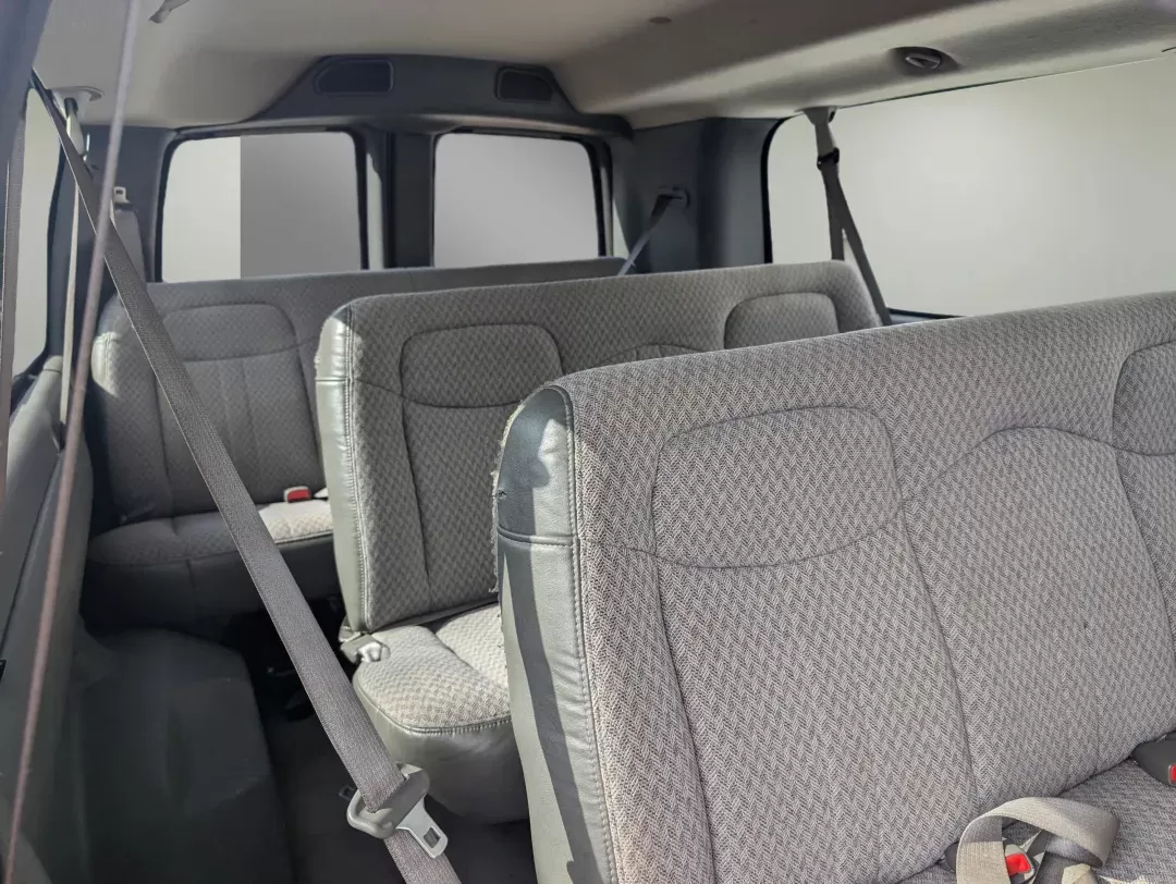 2006 /Medium Dark Pewter Chevrolet Express Passenger (1GAHG39U661) with an Gas V8 6.0L/364 engine, 4-Speed Automatic w/OD HD transmission, located at 3959 U.S. 80 W, Phenix City, AL, 36870, (334) 297-4885, 32.469296, -85.135185 - 2006 Chevrolet Express Passenger - Photo#13