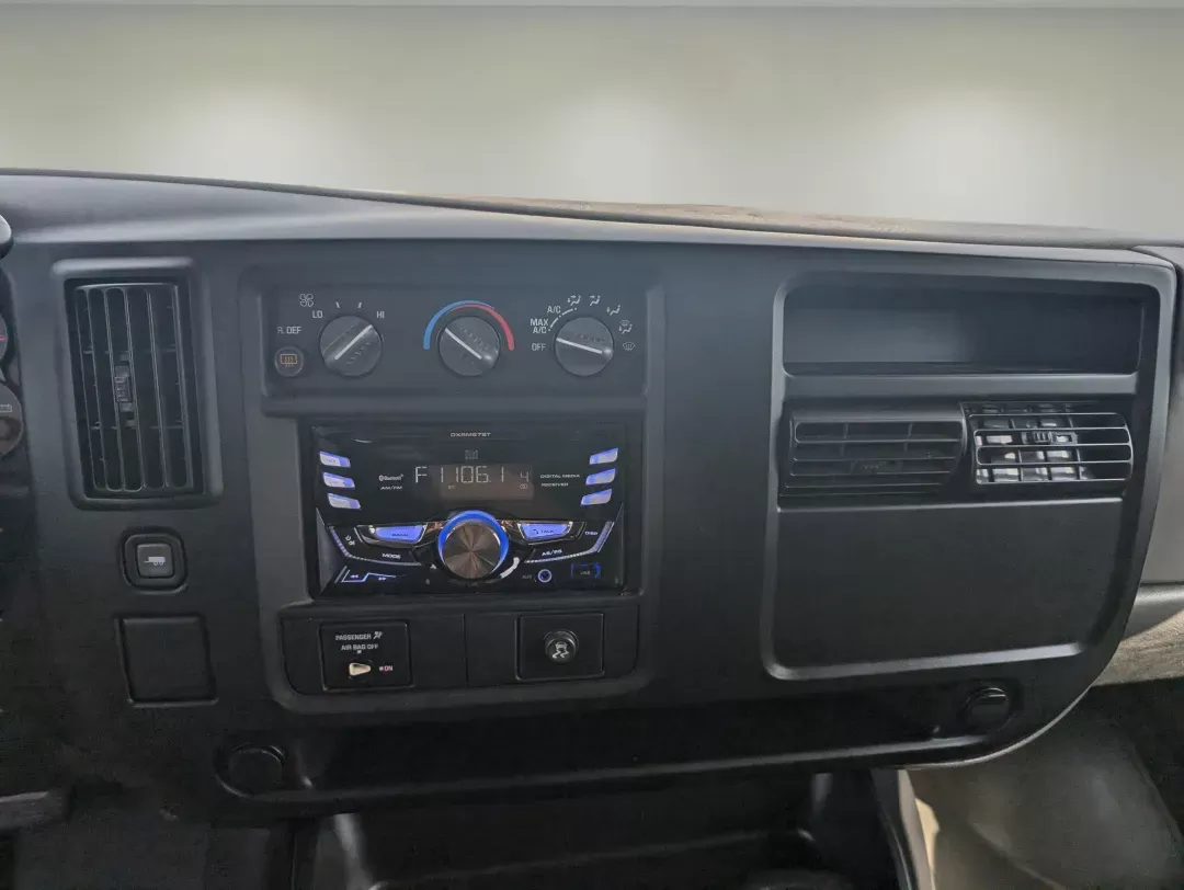 2006 /Medium Dark Pewter Chevrolet Express Passenger (1GAHG39U661) with an Gas V8 6.0L/364 engine, 4-Speed Automatic w/OD HD transmission, located at 3959 U.S. 80 W, Phenix City, AL, 36870, (334) 297-4885, 32.469296, -85.135185 - 2006 Chevrolet Express Passenger - Photo#15