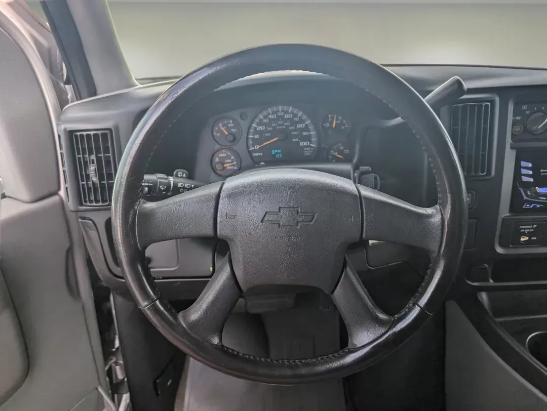 2006 /Medium Dark Pewter Chevrolet Express Passenger (1GAHG39U661) with an Gas V8 6.0L/364 engine, 4-Speed Automatic w/OD HD transmission, located at 3959 U.S. 80 W, Phenix City, AL, 36870, (334) 297-4885, 32.469296, -85.135185 - 2006 Chevrolet Express Passenger - Photo#17