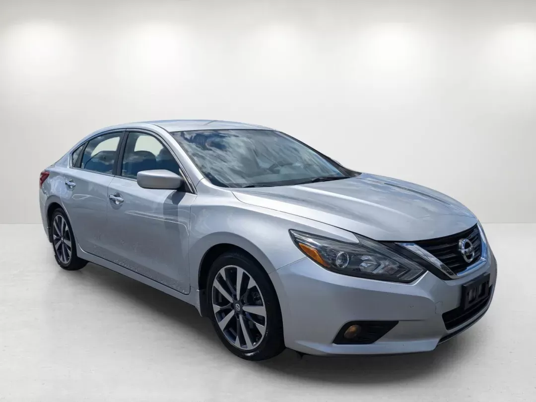 2016 /Charcoal Nissan Altima 2.5 SR (1N4AL3AP5GC) with an Regular Unleaded I-4 2.5 L/152 engine, 1-Speed CVT w/OD transmission, located at 3959 U.S. 80 W, Phenix City, AL, 36870, (334) 297-4885, 32.469296, -85.135185 - 2016 Nissan Altima 2.5 SR - Photo#3