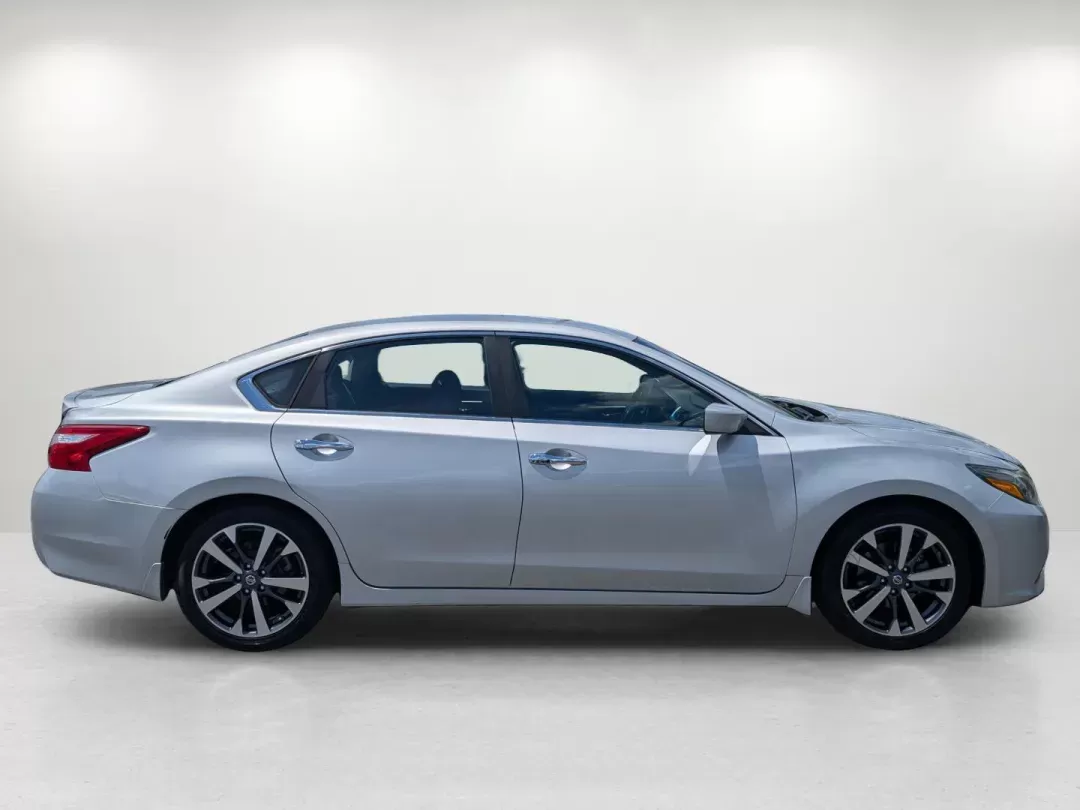 2016 /Charcoal Nissan Altima 2.5 SR (1N4AL3AP5GC) with an Regular Unleaded I-4 2.5 L/152 engine, 1-Speed CVT w/OD transmission, located at 3959 U.S. 80 W, Phenix City, AL, 36870, (334) 297-4885, 32.469296, -85.135185 - 2016 Nissan Altima 2.5 SR - Photo#4