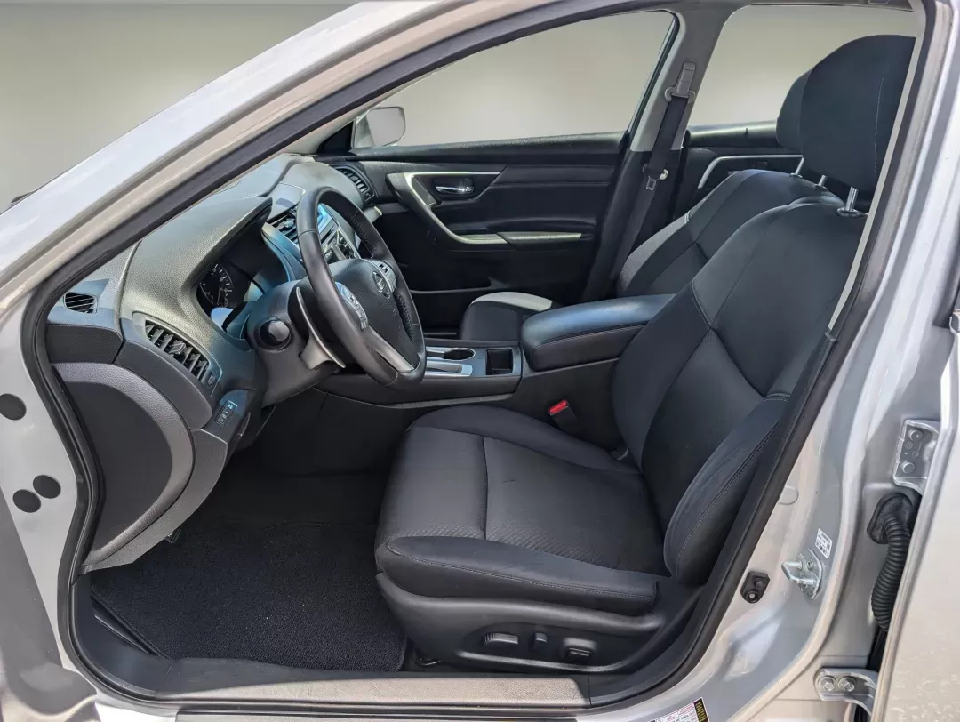 2016 /Charcoal Nissan Altima 2.5 SR (1N4AL3AP5GC) with an Regular Unleaded I-4 2.5 L/152 engine, 1-Speed CVT w/OD transmission, located at 3959 U.S. 80 W, Phenix City, AL, 36870, (334) 297-4885, 32.469296, -85.135185 - 2016 Nissan Altima 2.5 SR - Photo#10