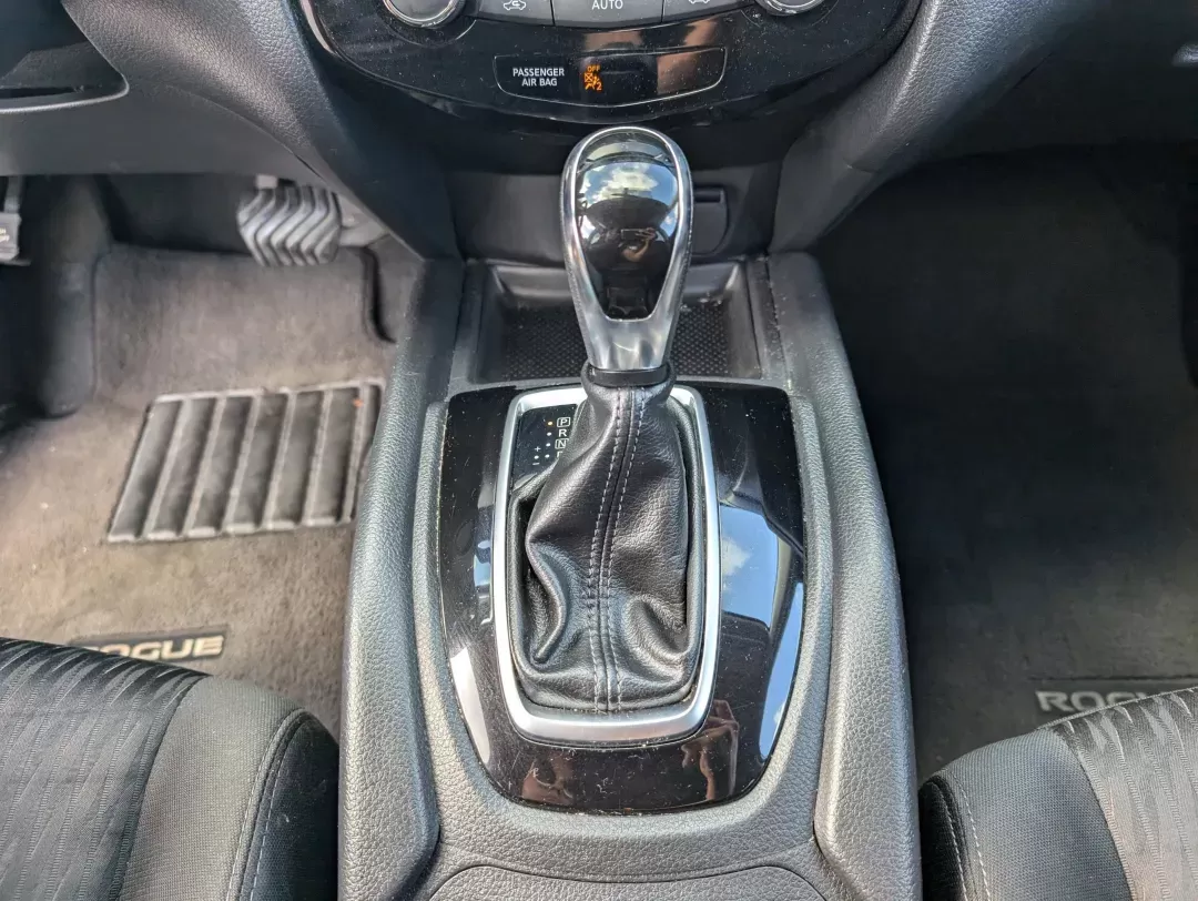 2018 /Charcoal Nissan Rogue SV (KNMAT2MVXJP) with an Regular Unleaded I-4 2.5 L/152 engine, 1-Speed CVT w/OD transmission, located at 7000 Northlake Connector, Columbus, GA, 31904, (706) 987-8085, 32.524975, -84.978134 - 2018 Nissan Rogue SV - Photo#13