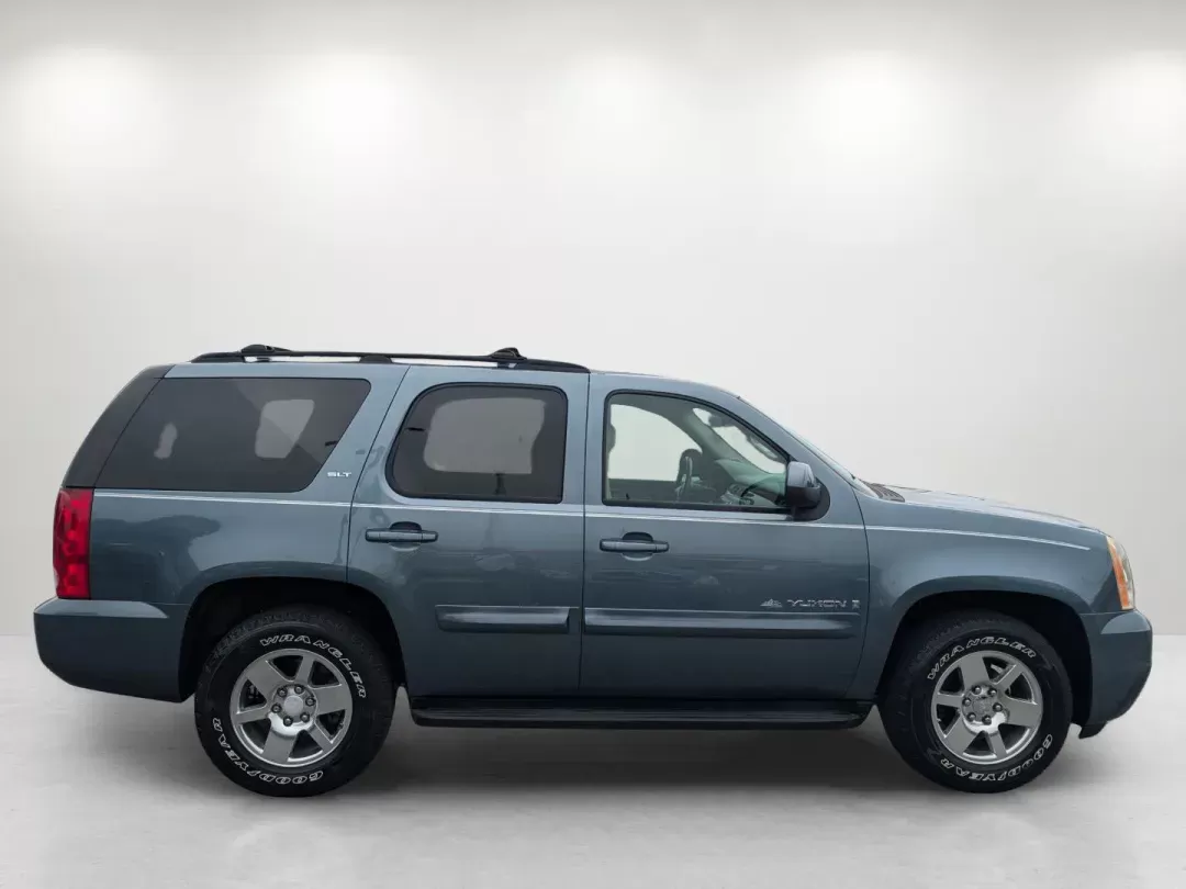 2009 /Light Titanium GMC Yukon SLT w/4SA (1GKEC33339R) with an Other engine, located at 5115 14th Ave., Columbus, GA, 31904, (706) 323-0345, 32.511494, -84.971046 - Discover the perfect blend of comfort and capability with our 2009 GMC Yukon SLT, available now at Gils Auto in Columbus, GA. Whether you're commuting to work, transporting your growing family, or embarking on weekend adventures, this spacious SUV is designed to meet all your needs. With a robust ex - Photo#3