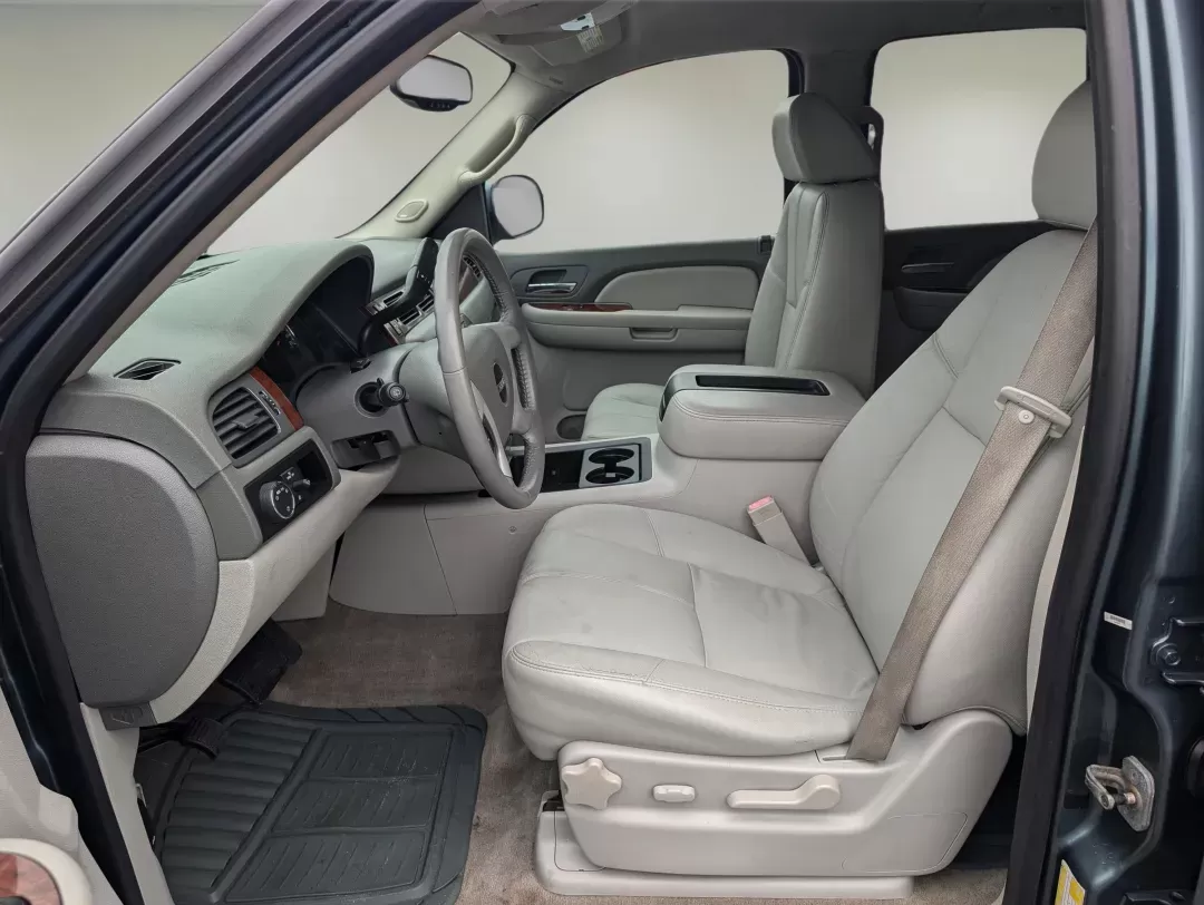 2009 /Light Titanium GMC Yukon SLT w/4SA (1GKEC33339R) with an Other engine, located at 5115 14th Ave., Columbus, GA, 31904, (706) 323-0345, 32.511494, -84.971046 - Discover the perfect blend of comfort and capability with our 2009 GMC Yukon SLT, available now at Gils Auto in Columbus, GA. Whether you're commuting to work, transporting your growing family, or embarking on weekend adventures, this spacious SUV is designed to meet all your needs. With a robust ex - Photo#9